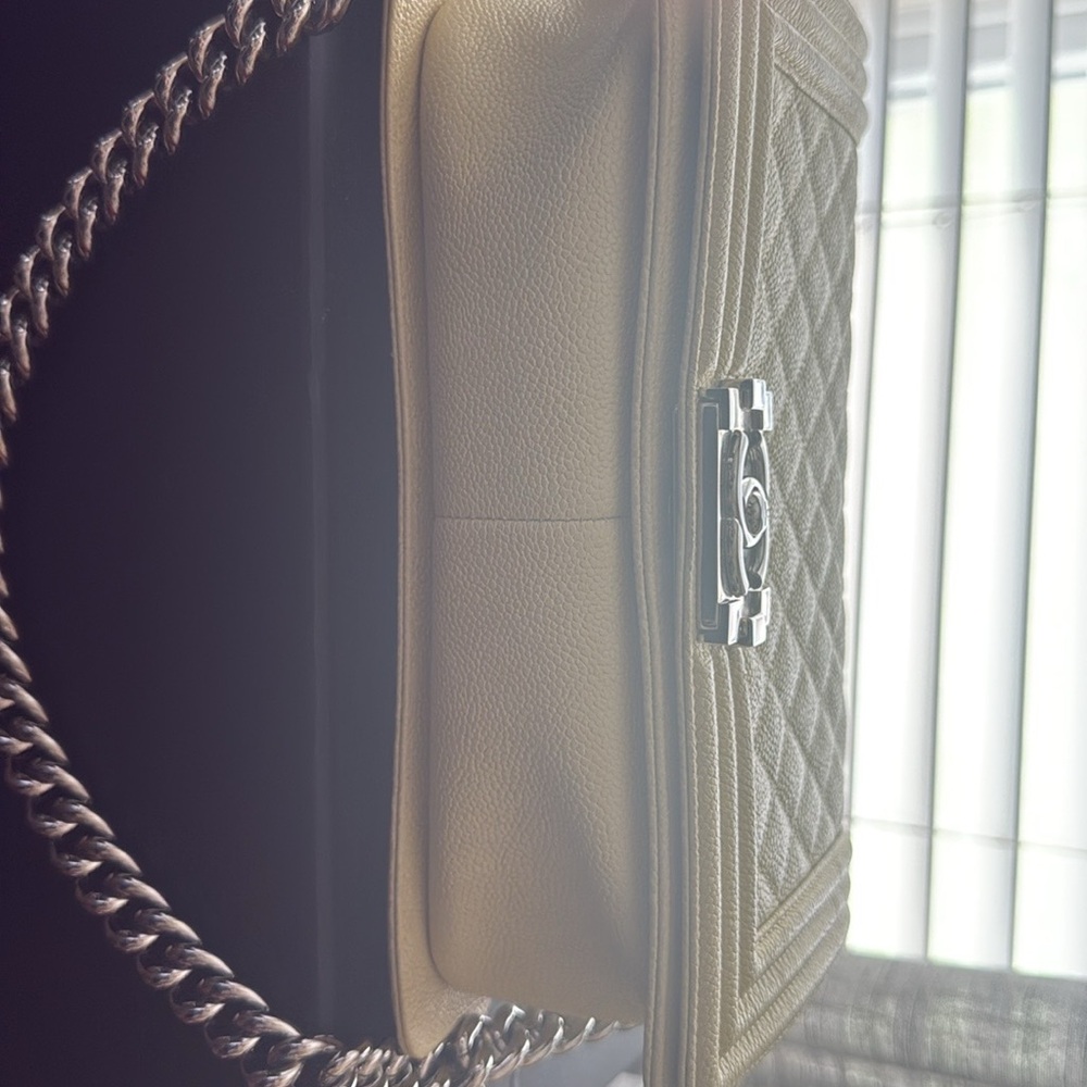 Chanel Cream Quilted Crossbody Bag with Gold Hardware - Picture 3 of 4